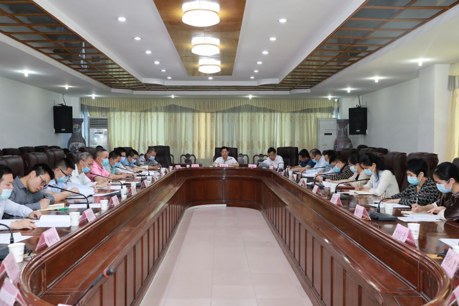 县委常委,县委办公室主任周铁伟主持会议并讲话.