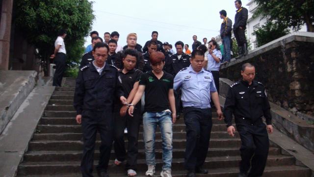 社会青年进校园寻衅滋事