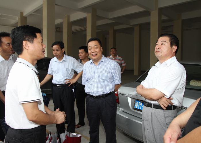 日上午,县长范宜军与县委常委,常务副县长温浩泉,副县长曾光华一起