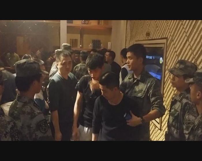 警方深夜"搅局" 吸毒者"进局子"