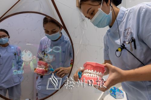 五华世客口腔医院设置了爱牙体验馆等功能场馆，医护人员可现场指导小朋友爱牙护牙知识。