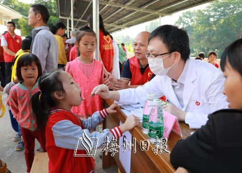 广东省五华商会连续17年组织中山医专家教授到五华义诊，图为平南卫生院义诊现场。（潘炜玲　摄）