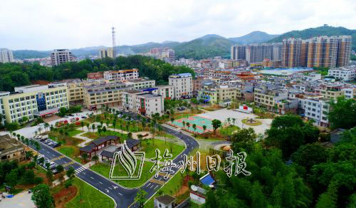 华城镇推进圩镇规范化建设，颜值有了大幅提升。（张炳锋　摄）