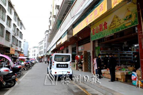 华城镇推进圩镇规范化建设，颜值有了大幅提升。（张炳锋　摄）