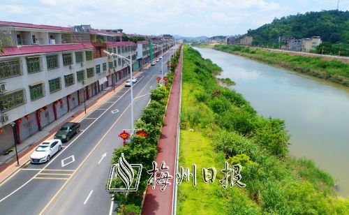 经过整治的五华河一河两岸风景如画。（张炳锋　摄）