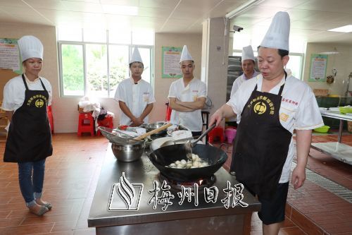 五华大力实施粤菜（客家菜）师傅工程“个十百千”项目助力脱贫攻坚。图为学员们在学习烹饪技艺。