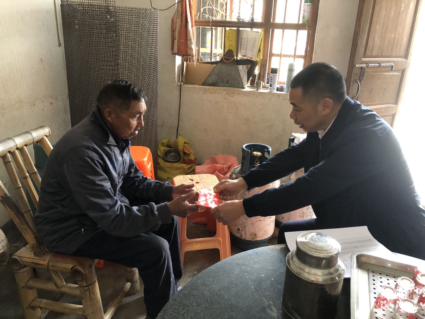 曾志青春节慰问扶贫挂钩军营村贫困户.jpg