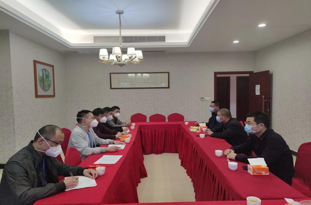 11.8简讯）刘锐锋到集中隔离场所慰问一线工作人员_2