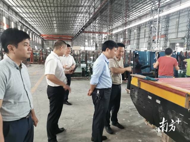 五华县金融工作局一行人走访企业，通过进厂房、看生产、访困难、问需求的方式，进一步做好金融服务。受访者供图