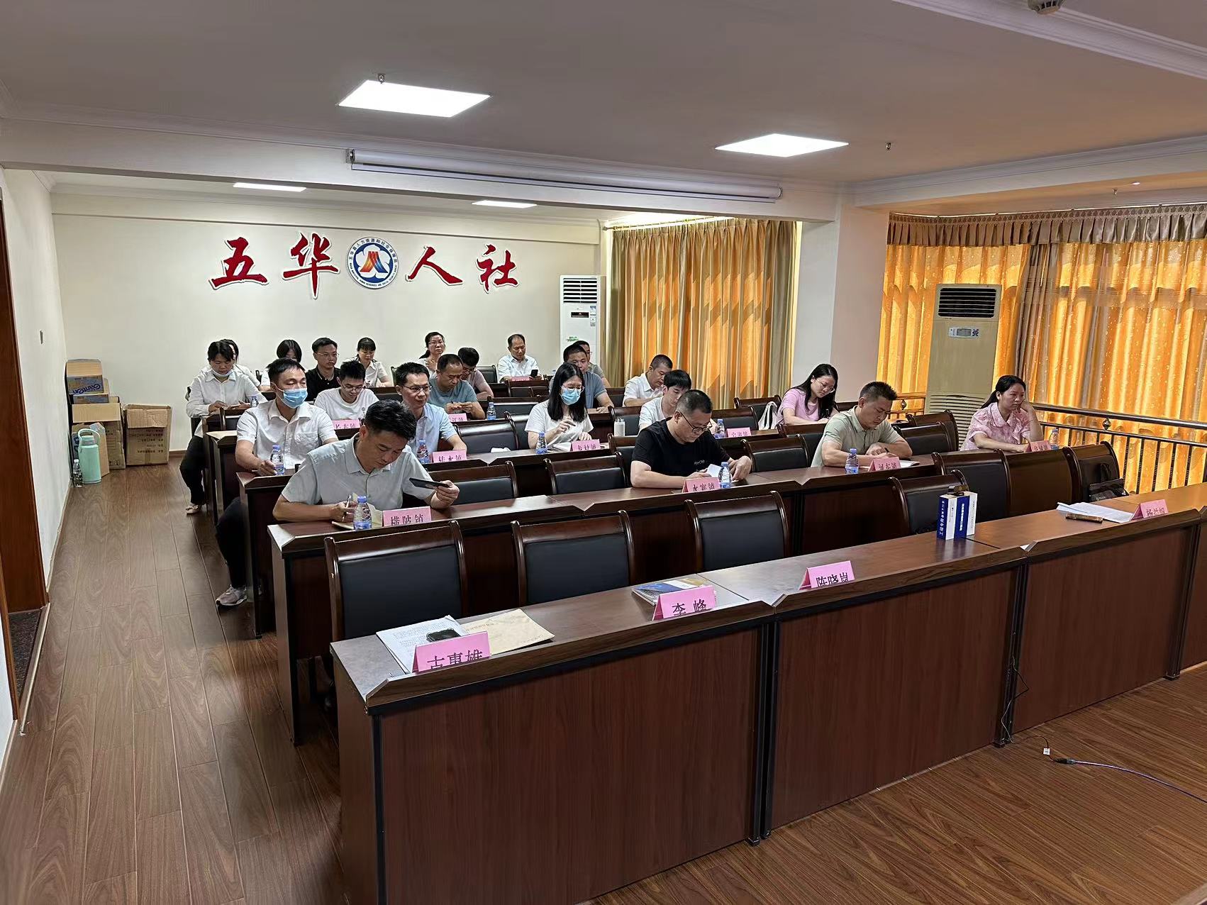6月5日上午8时30分组织相关人员到县人社局6楼视频会议室开展集体学习社保法律法规政策文件.jpg