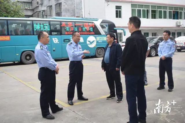 张小平(左二)。 图片