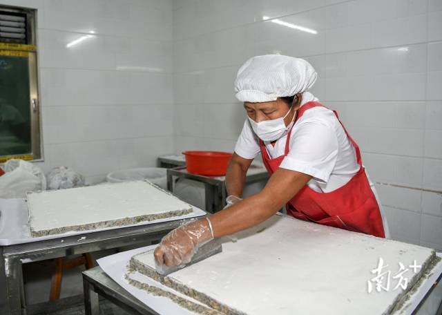 月光糕是有名的客家特产，潭下镇将通过“强镇富村公司”扩大其销售渠道。  南方+ 何森垚 拍摄