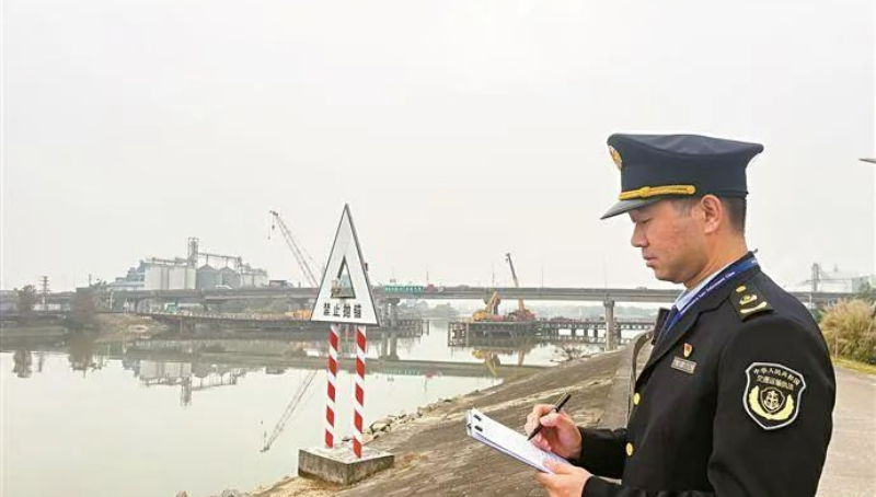 春运期间，李士坤前往航道水上施工水域检查航标设置情况。