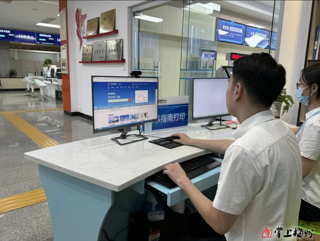 群众使用市政务服务中心设备办理业务.png