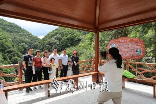 天堂山大峡谷成了网红打卡地，游客在景区拍照。