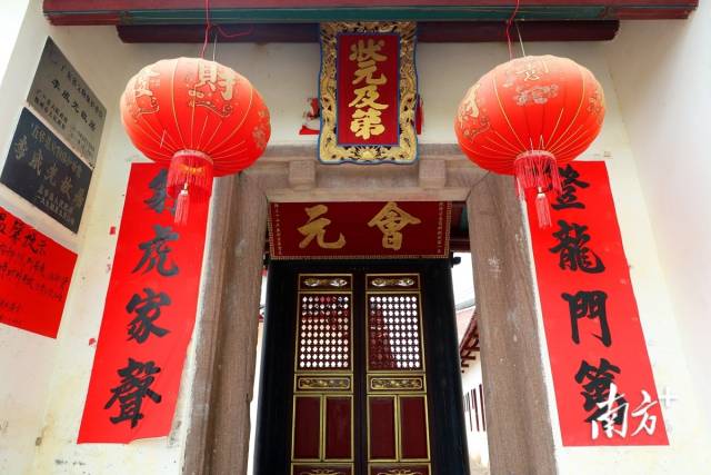 李威光故居斗门挂着“状元及第”匾，遒劲字迹彰显昔日荣光。张炳锋 摄