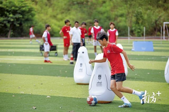 五华坚持以球育人，引导学生做好人、读好书、踢好球。袁群华 摄