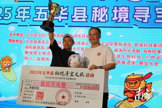 特等奖选手获得奖金十万元。周扬 摄