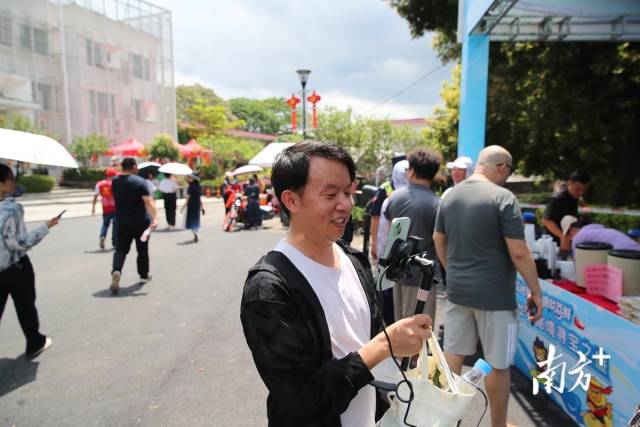 网红达人通过直播推介五华。周扬 摄