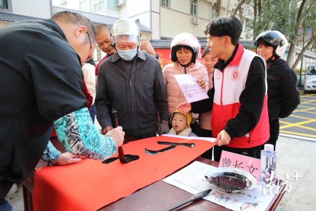 每年元旦、春节期间，文联组织开展挥春送福系列活动。