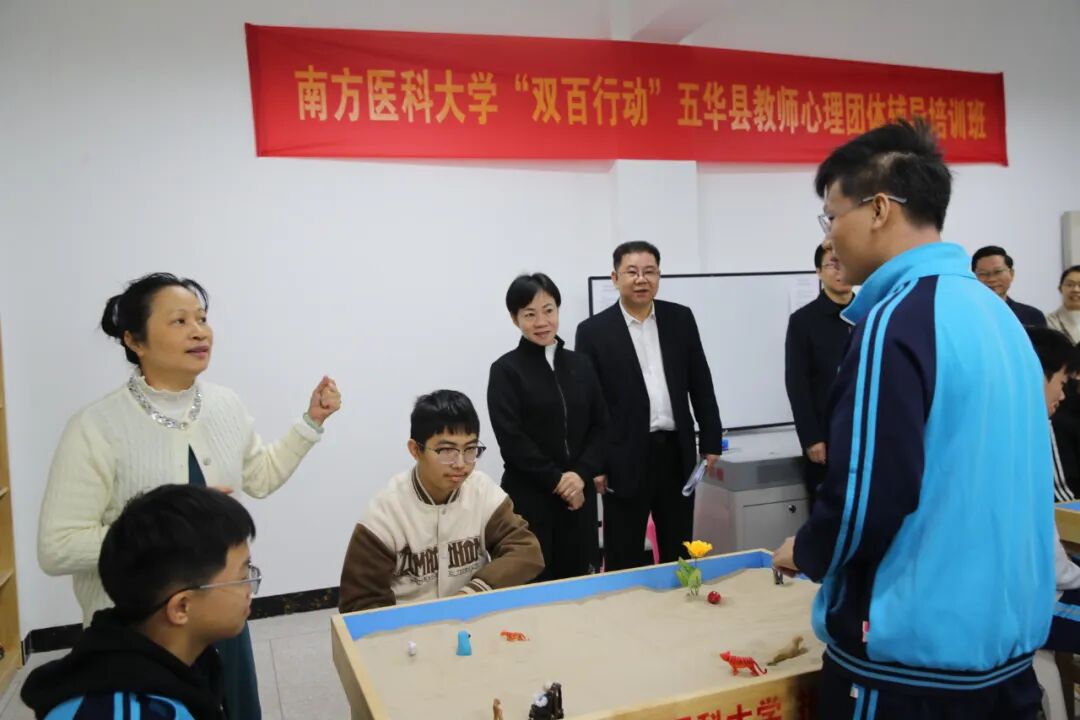 钟秀堂到水寨中学宣讲党的二十届四中全会精神暨调研思想政治教育工作