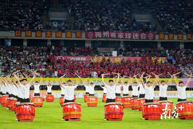百人客家鼓乐方阵气势如虹,擂响主场助威最强音。 百人客家鼓乐方阵气势如虹,擂响主场助威最强音。