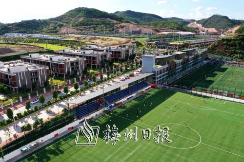 五华足球小镇设备设施日趋完善。(张炳锋　摄)