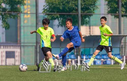 梅州市足球锦标赛在五华举行。(林翔　摄)