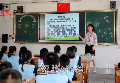 五华把“厉行节约、反对浪费”作为开学第一课，图为县第三小学老师谢莹莹通过诗词、典故等讲授勤俭节约的意义。