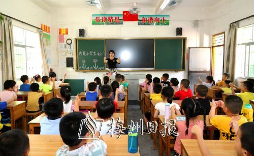 五华多措并举着力解决“大班额”问题。图为县第一小学一年级课室，约45名学生在上课。