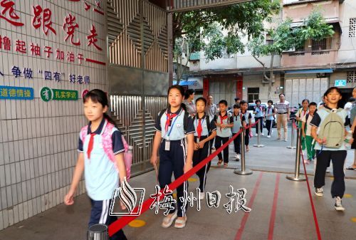 五华严把疫情防疫关，图为县第三小学学生有序通过红外线热成像测温。 
