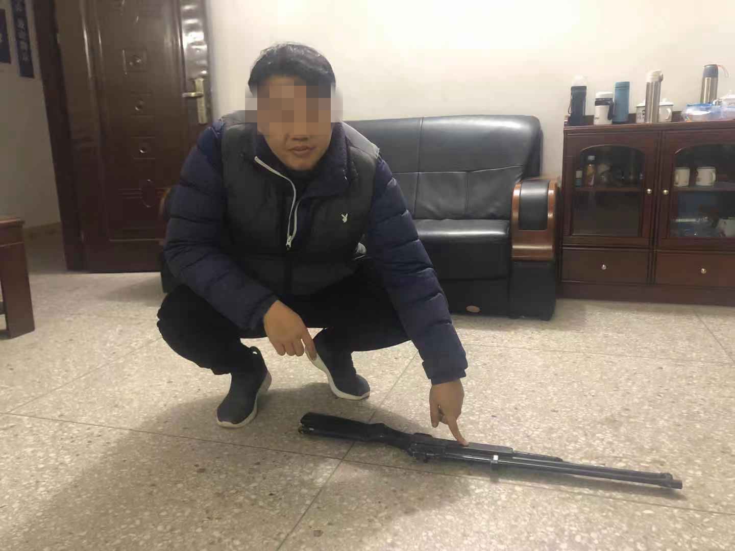 非法携带气枪 打鸟途中被抓获